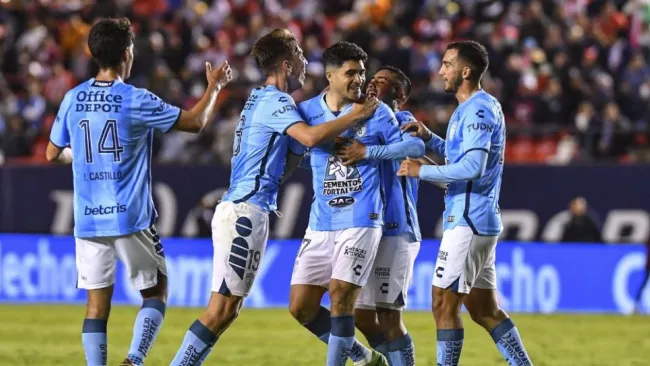 Jugadores de Pachuca festejando un gol