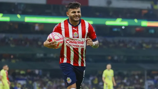 Alexis Vega en un partido de Chivas