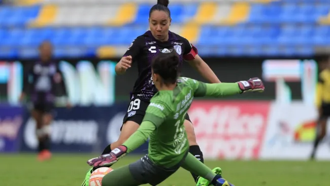 Charlyn Corral de Pachuca en un mano a mano contra Melany Villeda de Pumas