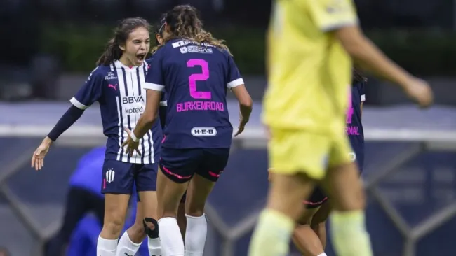 Jugadoras de Rayadas festejando un gol