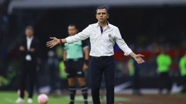 Ricardo Cadena dirigiendo a Chivas