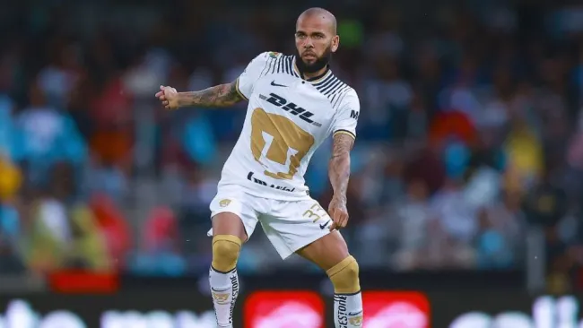 Dani Alves durante un partido de Pumas