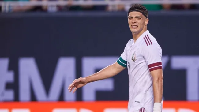 Raúl Jiménez lamentando una falla