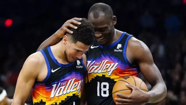 Jugadores de los Suns festejan una acción