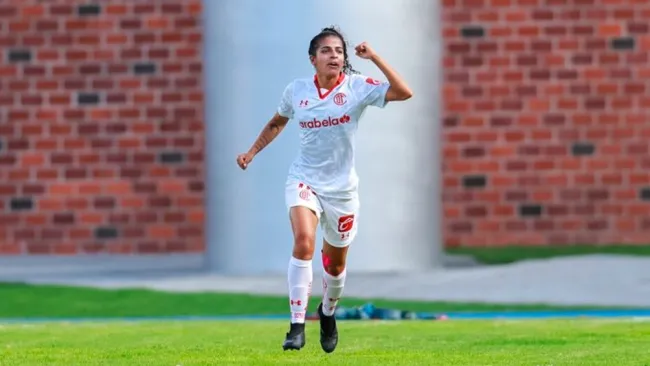 Brenda Woch en festejo de gol