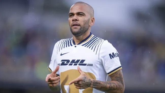 Dani Alves con Pumas