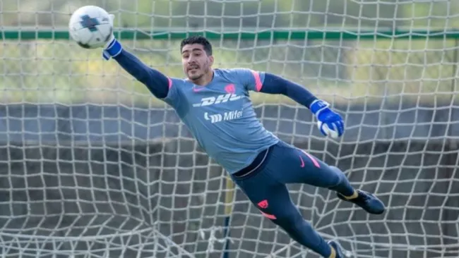 Gil Alcalá en un entrenamiento de Pumas 