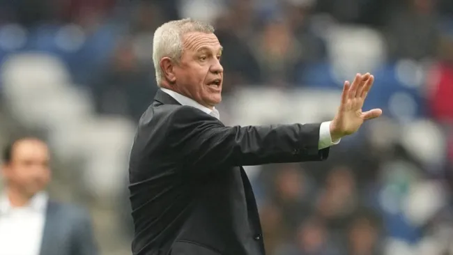 Javier Aguirre durante un partido