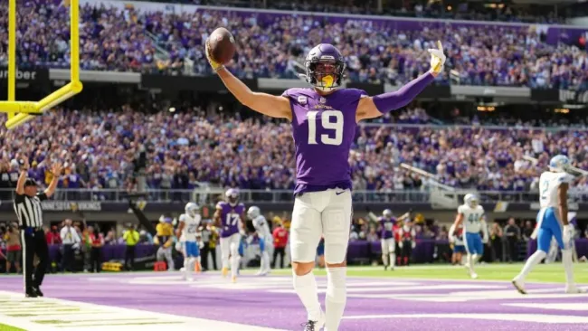 Adam Thielen festejando un touchdown