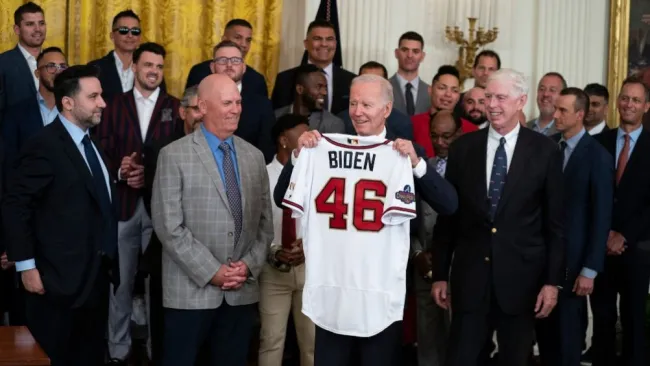 El presidente Joe Biden con el jersey de los Bravos de Atlanta