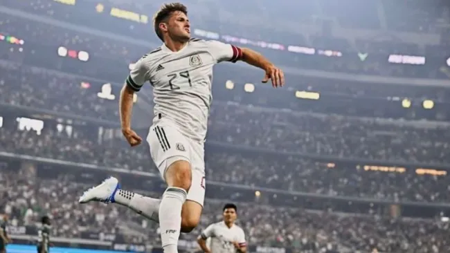 Santiago Giménez festejando un gol