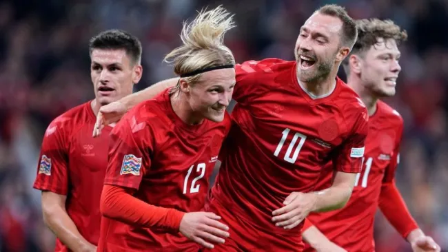 Jugadores de Dinamarca festejando un gol