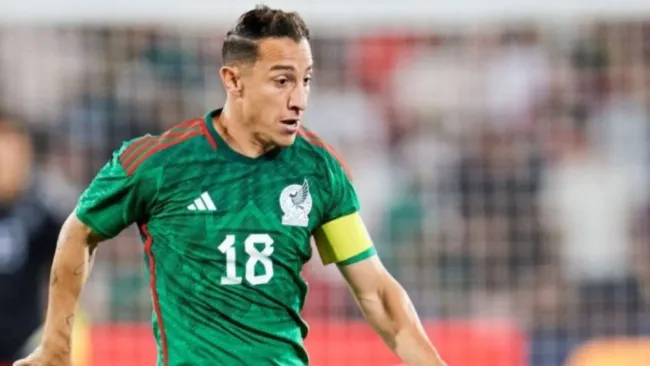 Andrés Guardado durante un partido de México