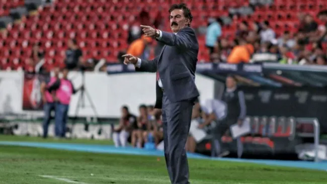 Ricardo La Volpe dirigiendo en México