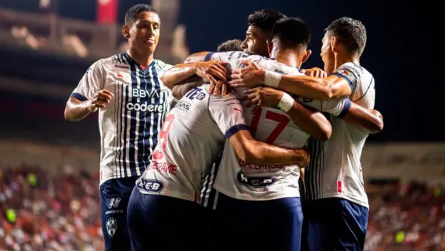 Jugadores de Rayados, en festejo de gol