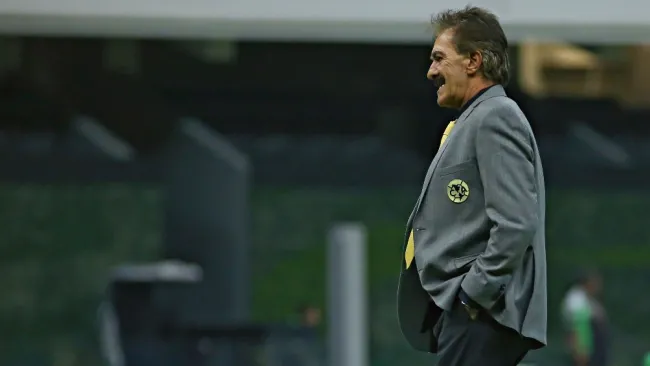 Ricardo La Volpe dirigiendo al América