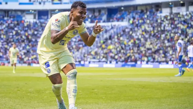 Roger Martínez festejando un gol