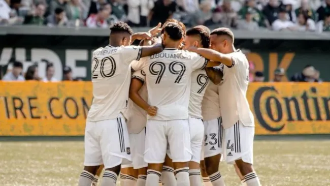 Jugadores del LAFC festejando un gol