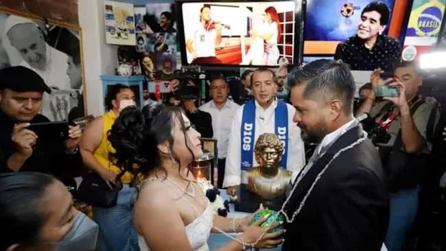 Héctor García y Jaziel Torres se casaron en la Iglesia Maradoniana de México