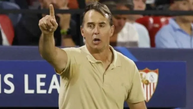 Julen Lopetegui dirigiendo al Sevilla