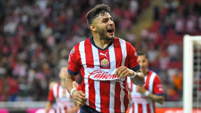 Alexis Vega festejando un gol