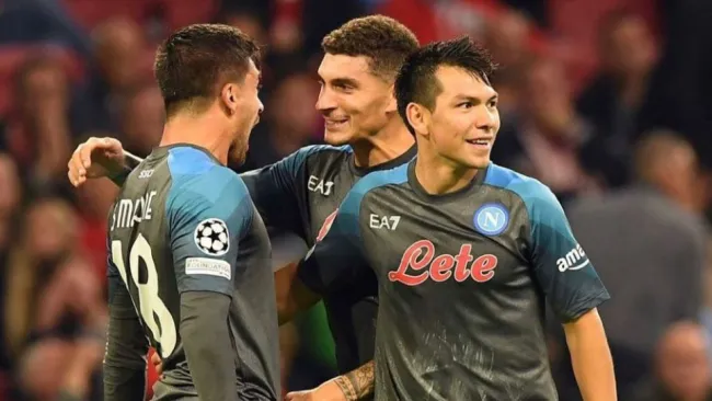 Chucky Lozano festejando un gol