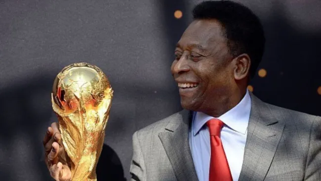 Pelé junto a la Copa del Mundo