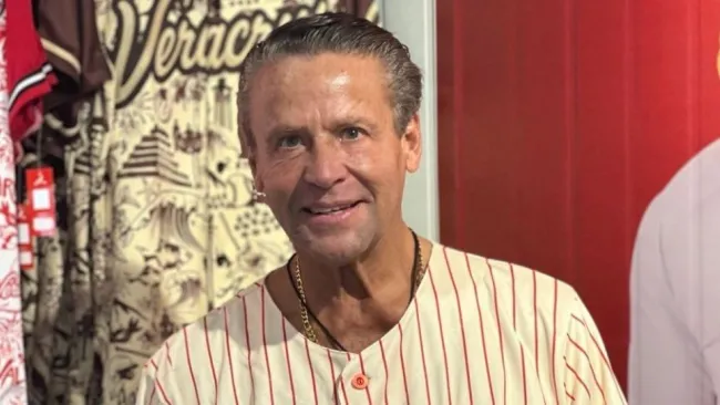 Alfredo Adame en un partido de beisbol