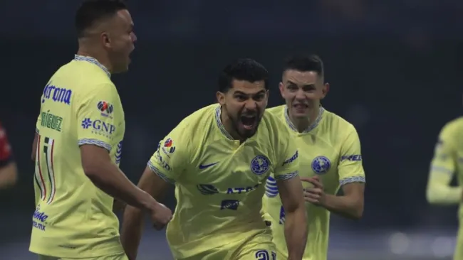 Jugadores del América festejando un gol