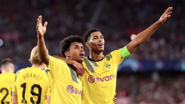 Bellingham y Adeyemi celebran la victoria