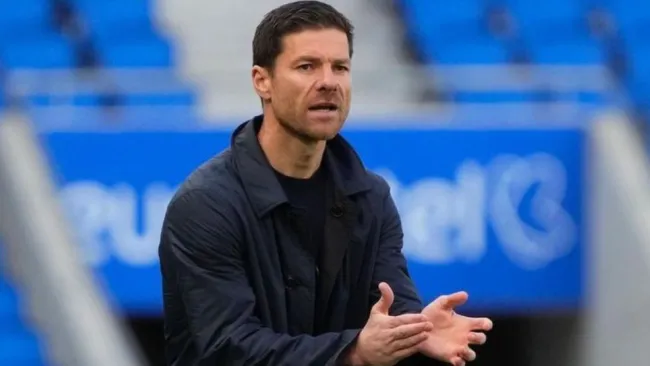 Xabi Alonso dirigiendo a la filial de la Real Sociedad