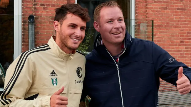 Santi Giménez con la afición de Feyenoord