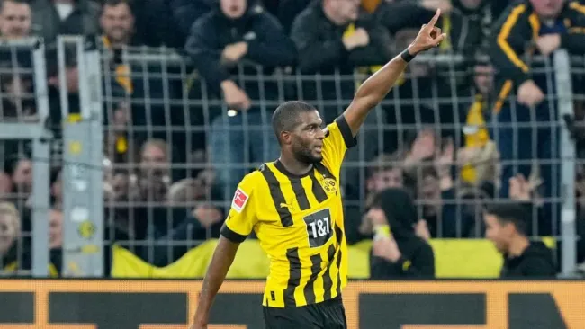 Modeste festejando un gol