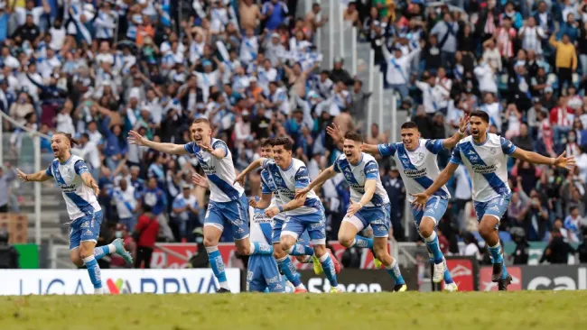 Puebla celebra ante Chivas
