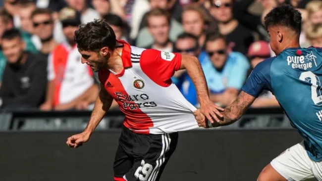 Santi Giménez fue titular con el Feyenoord 