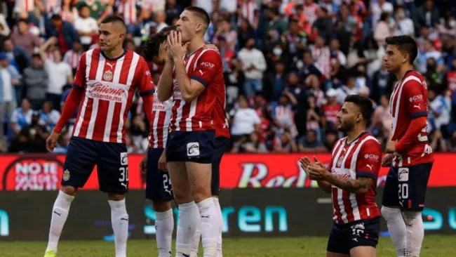 Jugadores de Chivas tras el partido