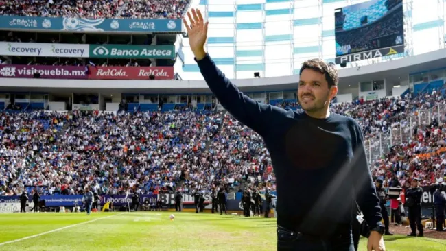 Nicolás Larcamón previo a un partido del Puebla