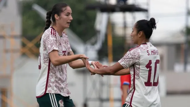 Jugadoras de México festejando un gol
