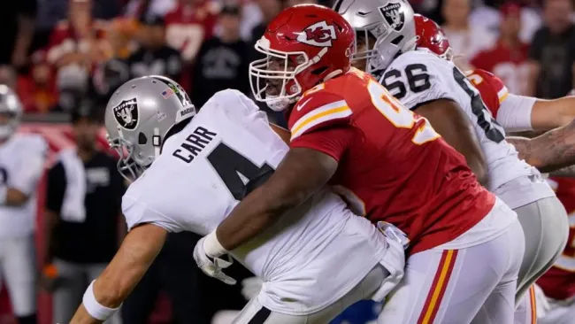 Chris Jones y Derek Carr durante un partido