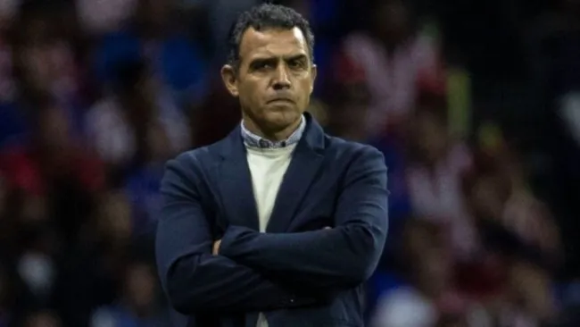 Ricardo Cadena en acción con Chivas ante Cruz Azul 