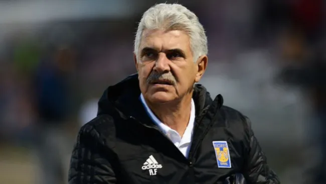 Tuca Ferretti durante un partido de Tigres