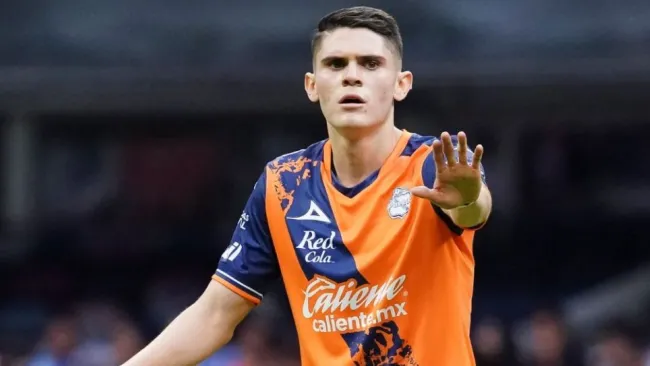 Israel Reyes durante un partido del Puebla