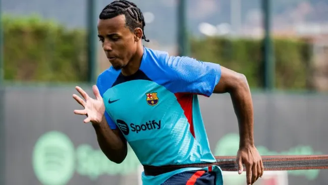 Jules Koundé durante entrenamiento con Barcelona