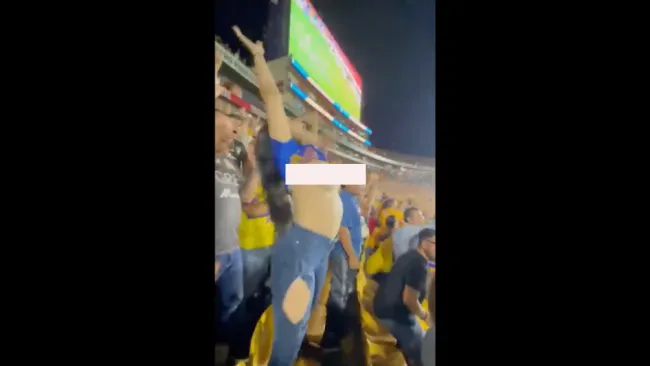 Aficionada de Tigres celebrando sin playera