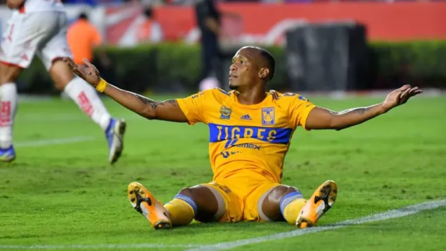 Luis Quiñones durante un partido de Tigres