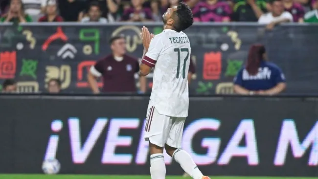Tecatito Corona durante un partido de México