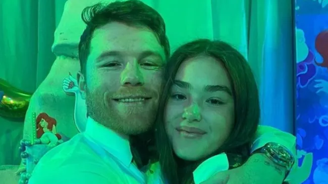 Canelo Álvarez junto a Emily Cinnamon Álvarez 