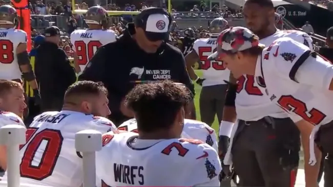 Tom Brady se desquitó con su linea ofensiva en el partido ante Steelers
