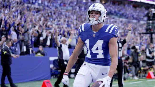 Alec Pierce festejando un touchdown