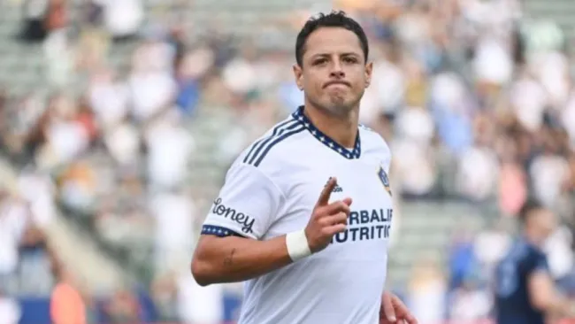 Javier Hernández festejando un gol